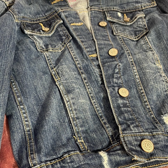 Selling this jean jacket ! - Picture 2 of 4